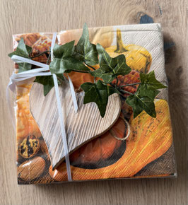Geschenkset bestehend aus Holzherz und Serviette "Kürbis" und Efeu