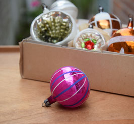 Kerstbal roze, wit/blauwe strepen (7940)