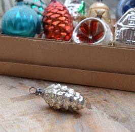 Feathertree dennenappeltje zilver, witte verf (6438)