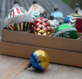 Feathertree kerstbal goud/blauw, gesuikerde dots (8014)