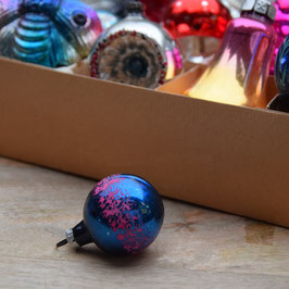 Feathertree kerstbal blauw, roze verf (5576)