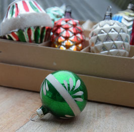 Kerstbal groen, wit ornament (8026)