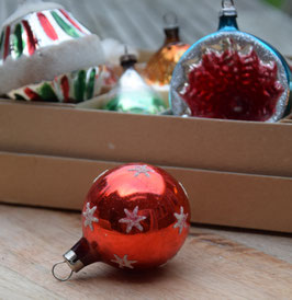 Kerstbal rood, gesuikerde sterren (8040)