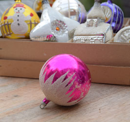 Kerstbal knalroze, gesuikerde sneeuw (7784)