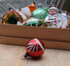 Feathertree kerstbal rood, wit ornament (7100)