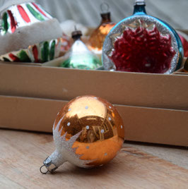 Kerstbal goud, gesuikerde sneeuw/dots (8034)