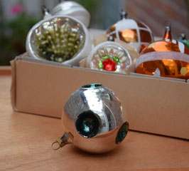Kerstbal met kraters, zilver/donkergroen (7954)