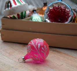 Kerstbal knalroze, zilver glitter blaadjes (8084)