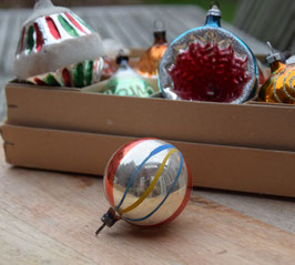 Kerstbal zilver, multi strepen (8067)