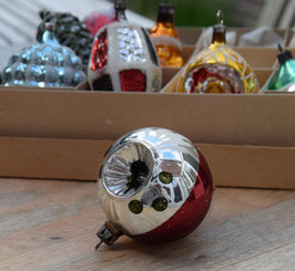Deukbal 2 deuken zilver/rood, versierd (7594)