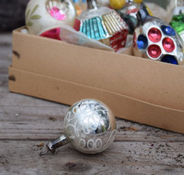 Feathertree kerstbal zilver, witte krullen (2349)