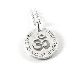 Anhänger mit individueller Gravur Om Zeichen Symbol Aum Pranava Sanskrit und Kette aus 925 Silber Namenskette PS221 KE2