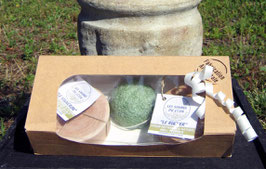 ************ COFFRET CADEAU ************ 2 SAVONS (AU CHOIX) + 1 EPONGE KONJAC VISAGE VERTE
