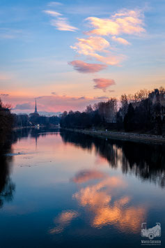 Il fiume Po 5b - La Mole specchiata nel Po all'alba