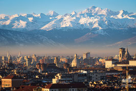 Panorami 01 - Le Alpi maestose dominano sulla città