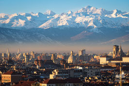 Panorami 01 - Le Alpi maestose dominano sulla città