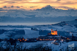 Piemonte 6a - Il Monviso svetta su Serralunga d'Alba e le colline innevate