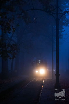 La città 40 - Il tram 9 avanza tra la nebbia del mattino