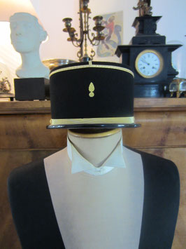 Schöner eleganter Militärhut schwarz mit Eichel