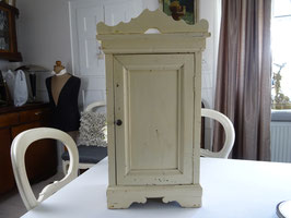 Apothekerschränkchen Originalzustand Patina weiss Bekrönung Miniatur (K)