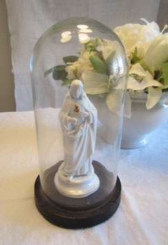Kleiner antiker Porzelanjesus unter altem Glasdom