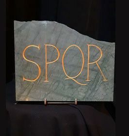 Marmo verde con incisione SPQR in oro