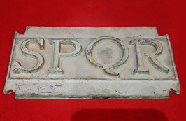 Scritta "SPQR"