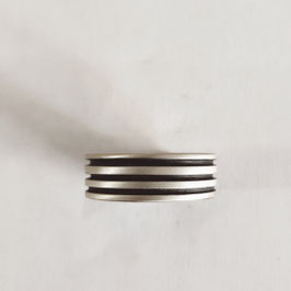 anneau tourné en argent 925 oxydé et brossé