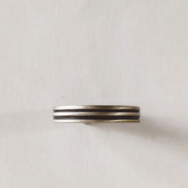 anneau tourné en argent 925 oxydé et brossé