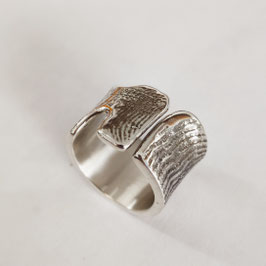 Anneau Sépion en argent 925 oxydé, texturé et poli.