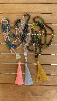 Mala Kette aus Edelstein-Perlen