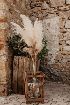 Glasballonvasen durchsichtig grün, hohes Holzgestell