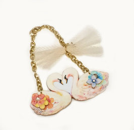 春スワンのバッグチャーム