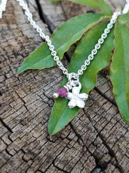 Vergissmeinnicht Anhänger mit Geburtsstein Rubin (Juli)