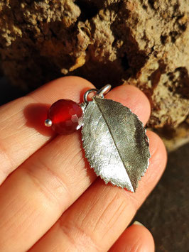 Wild Rosen Blatt Anhänger mit rotem Karneol