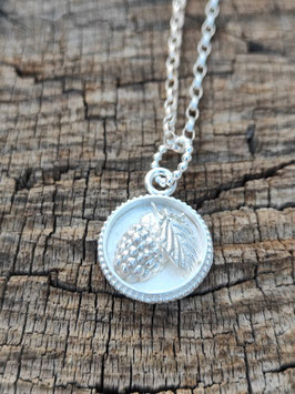 Talisman Anhänger mit Beere und Blatt