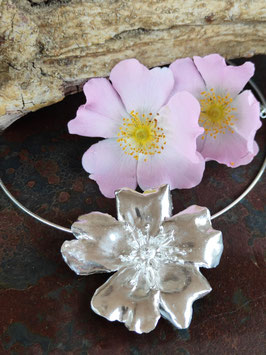 Wild Rosen Blüten Anhänger mit zwei großen Ösen