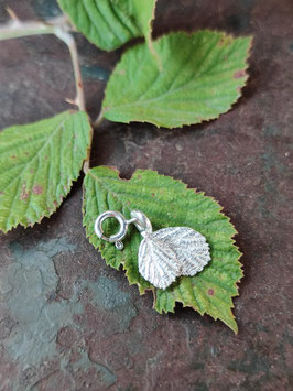 Mini Brombeerenblatt Anhänger mit Karabiner