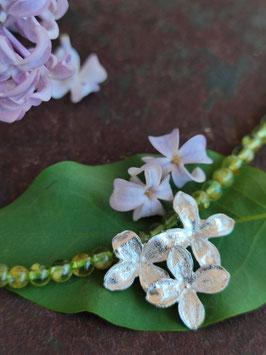 Zartes Fliederblüten Collier mit Peridot