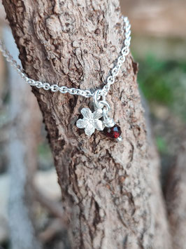 Vergissmeinnicht Anhänger mit Geburtsstein Granat (Januar)