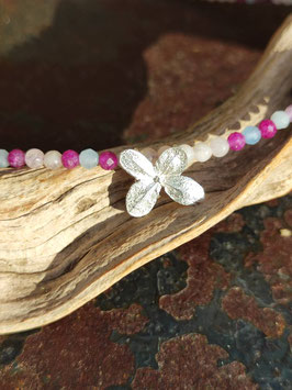 Farbenfrohe Edelstein Kette mit zarter Hortensien Blüte