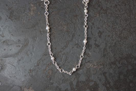 Einfaches Bettelarmband mit Perlen