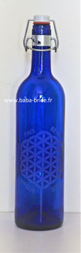 Bouteille en verre bleu cobalt 0,75 L gravée avec Fleur de vie (Modèle 1) avec mots sacrés