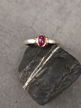 Ring Rubincabochon (oval) mit Schultern