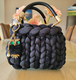 Tasche in schwarz mit Eulen Anhänger