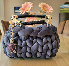 Tasche in dunkelgrau mit Bommel & Schildkröten Ahhänger