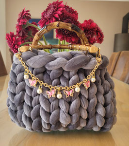Tasche in dunkelgrau mit Schmetterlingskette