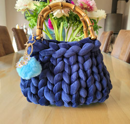Tasche in blau mit Bommel & Blumen Anhänger