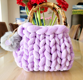 Tasche in flieder mit Bommel & Smiley Anhänger