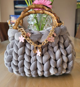 Tasche in grau mit Blumenkette